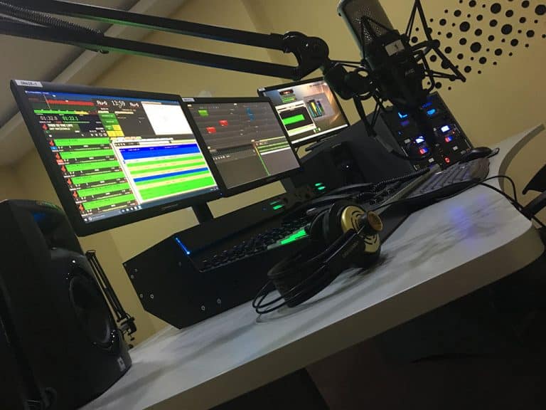 Separar emisión, control y monitoreo